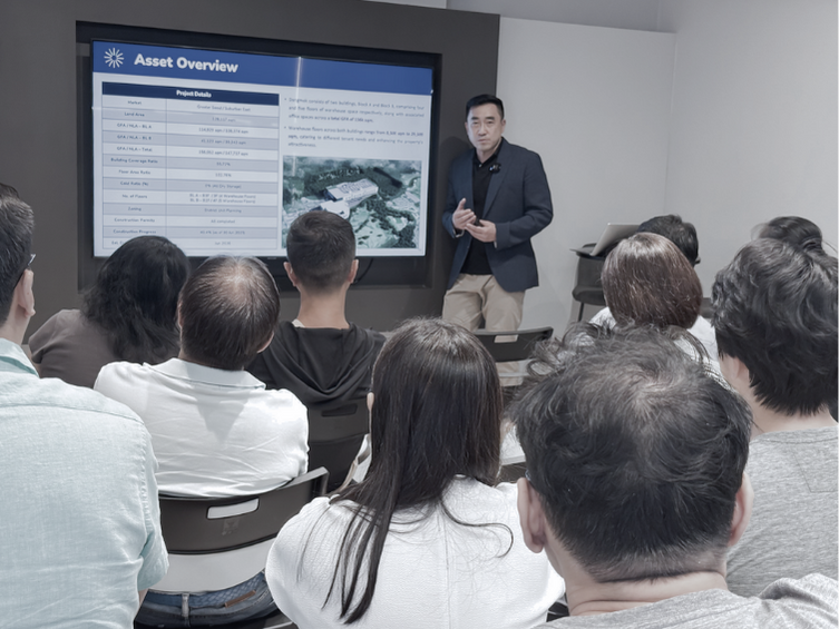 Vantage Point | A quarterly periodical brought to you by RealVantage | October 2025